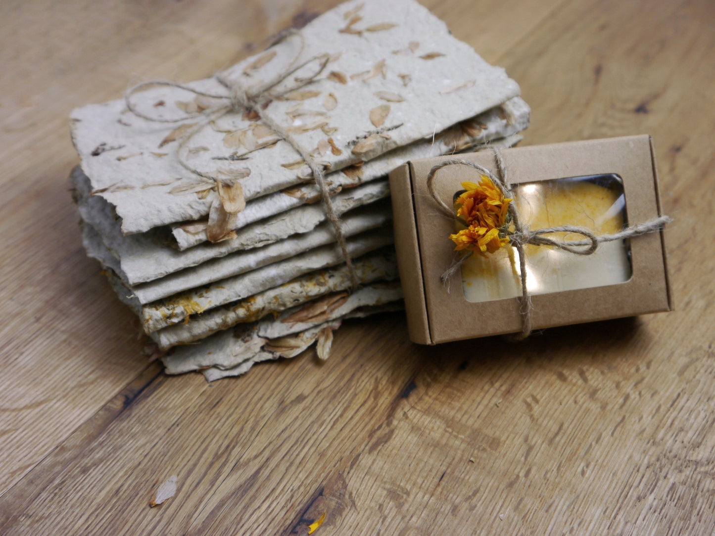 Handgeschöpftes Papier "Wiesenfasern"